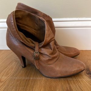 Size 8 Nine West caramel booties